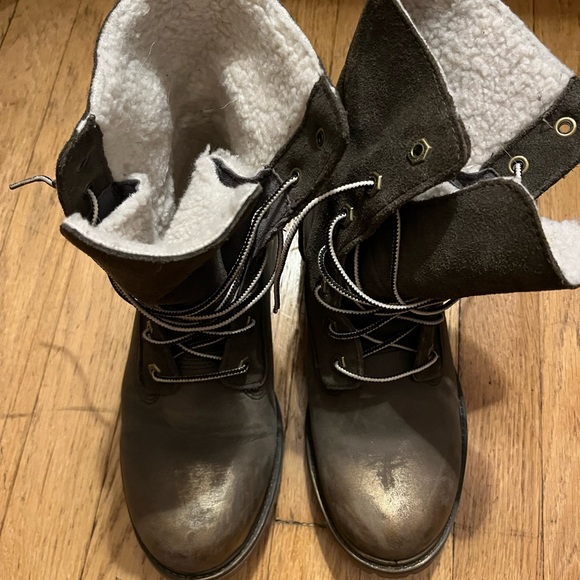 Unique Timberland boots. Size 8.5. Gray with distressed gold toe. Sueded sides - Picture 10 of 12